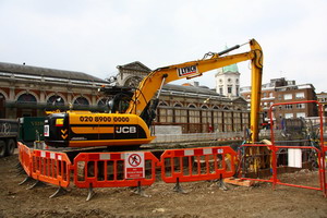 Гусеничный экскаватор JCB JS220 на строительстве метро в Лондоне